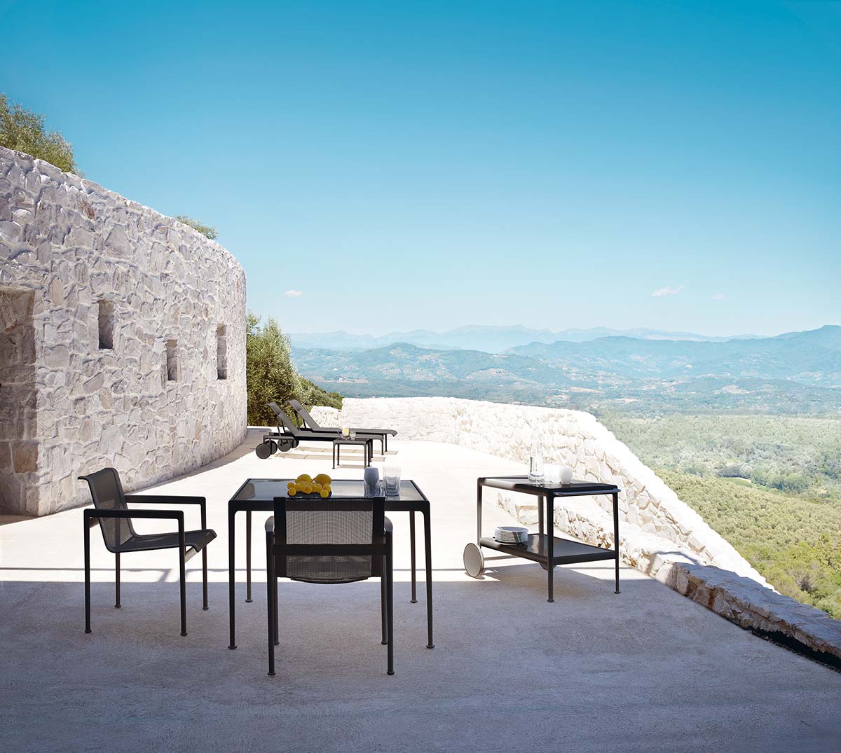 Collezione 1966 by Knoll, Design Richard Schultz & Harry Bertoia - Photo © Ezio Prandini