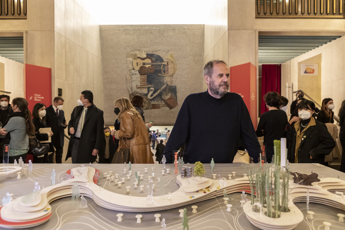 Mario Cucinella davanti al plastico dell’allestimento per Design with Nature. Photo © Andrea Mariani