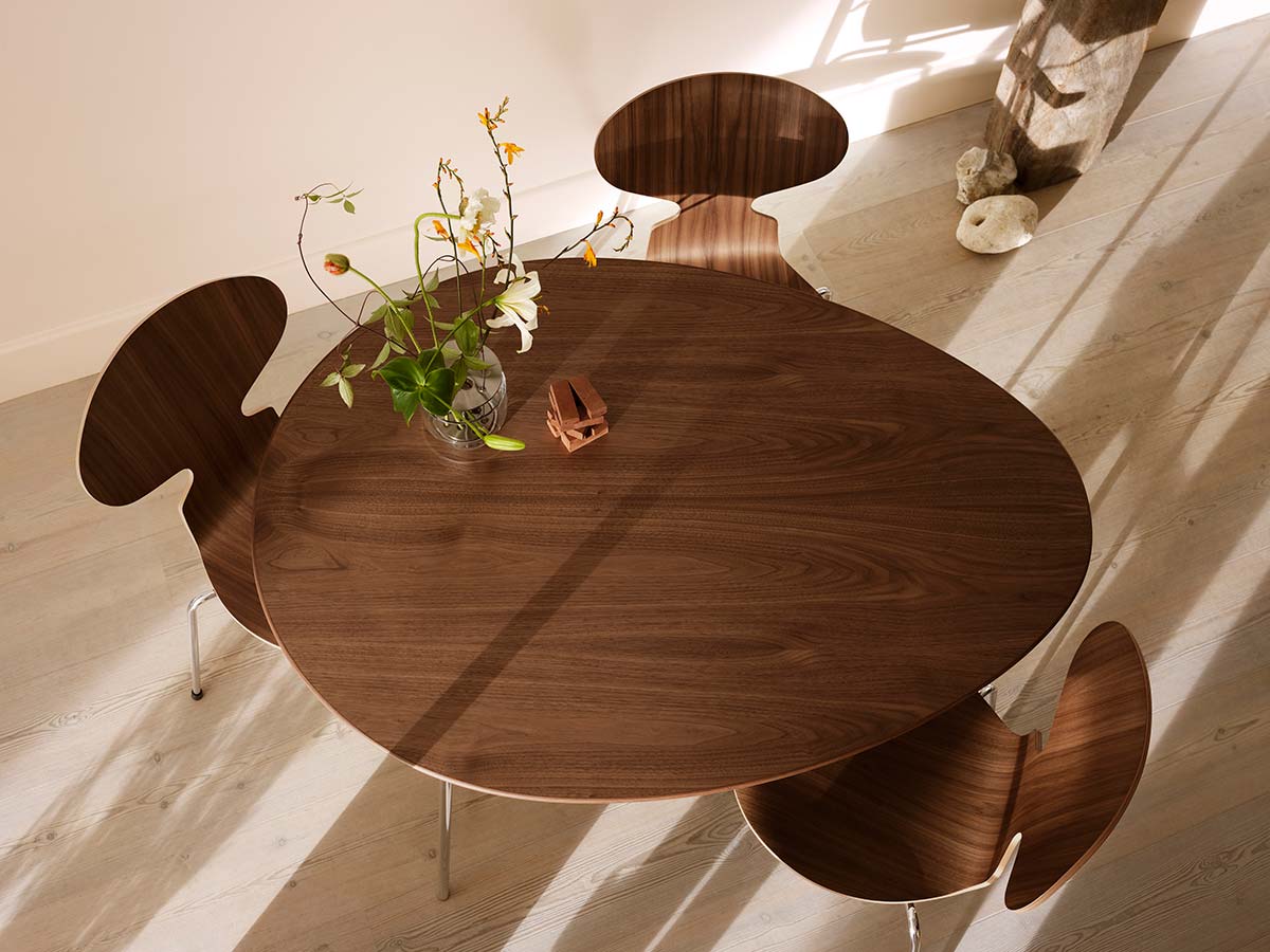 Egg table & Ant chairs by Fritz Hansen, Design Arne Jacobsen