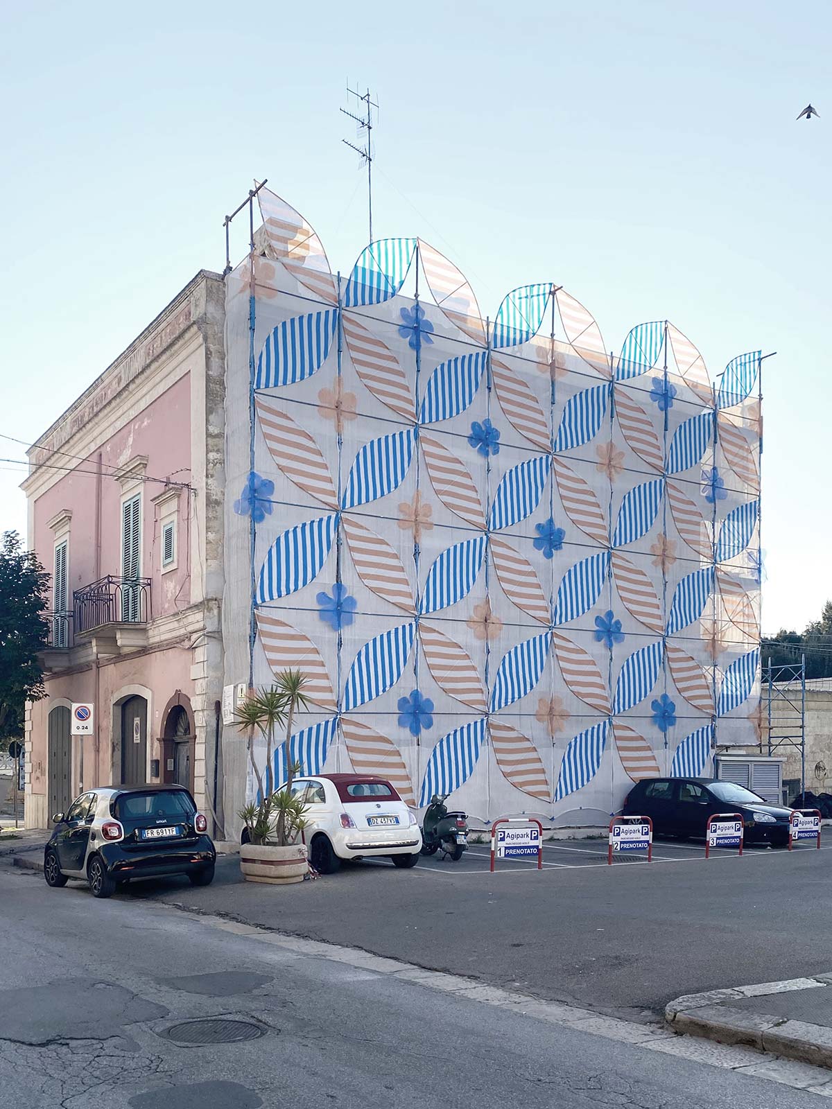 Flores Leves by Serena Confalonieri - Palazzo Carrieri, Fasano, Italy - Photo © Orlando Lacarbonara