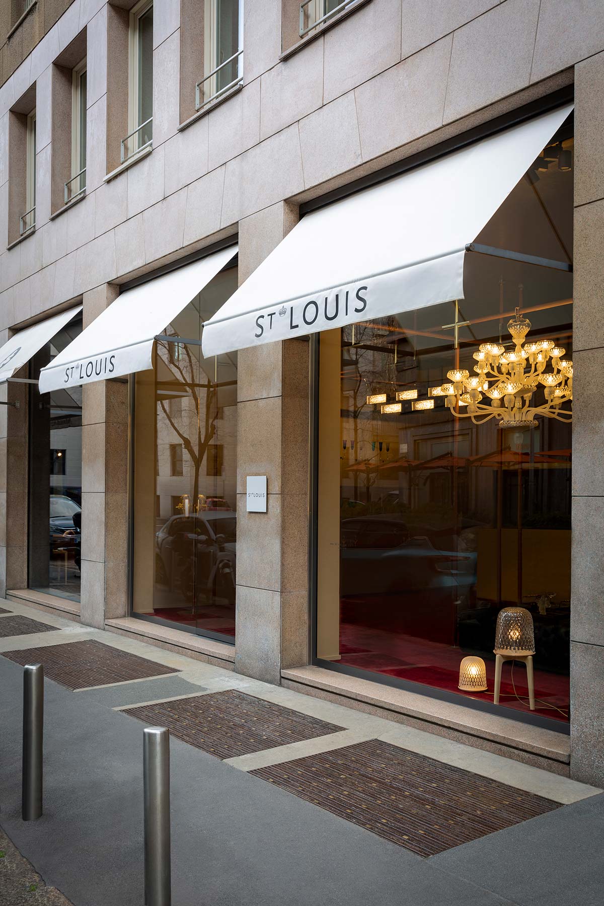 Le due vetrine dello showroom